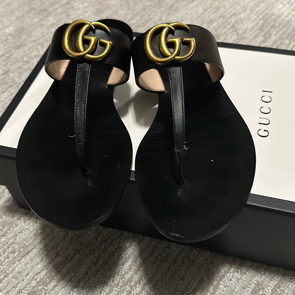 GREAT condition Gucci (black) thong sandals. Size 38.5. Minimal signs of wear!
